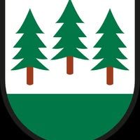 Schild mit drei grünen Tannenbäumen auf weißem Grund und grünem Sockel.